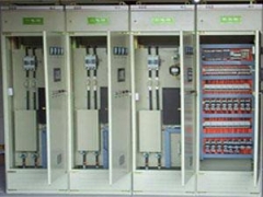 控制柜是按電氣接線(xiàn)要求將開(kāi)關(guān)設備、測量?jì)x表、保護電器和輔助設備組裝在封閉或半封閉金屬柜中或屏幅上