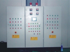 PLC電控柜布局外形美觀(guān)，接線(xiàn)整齊，設計標準專(zhuān)業(yè)，質(zhì)量可靠，應用于電力、冶金、化工、交通、港口、市政建設、機械制造各行業(yè)控制與監控。