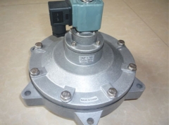 電磁脈沖閥是脈沖袋式除塵器清灰噴吹系統的壓縮空氣“開(kāi)關(guān)”。受脈沖噴吹控制儀輸出信號的控制，對濾袋逐排（室）噴吹清灰